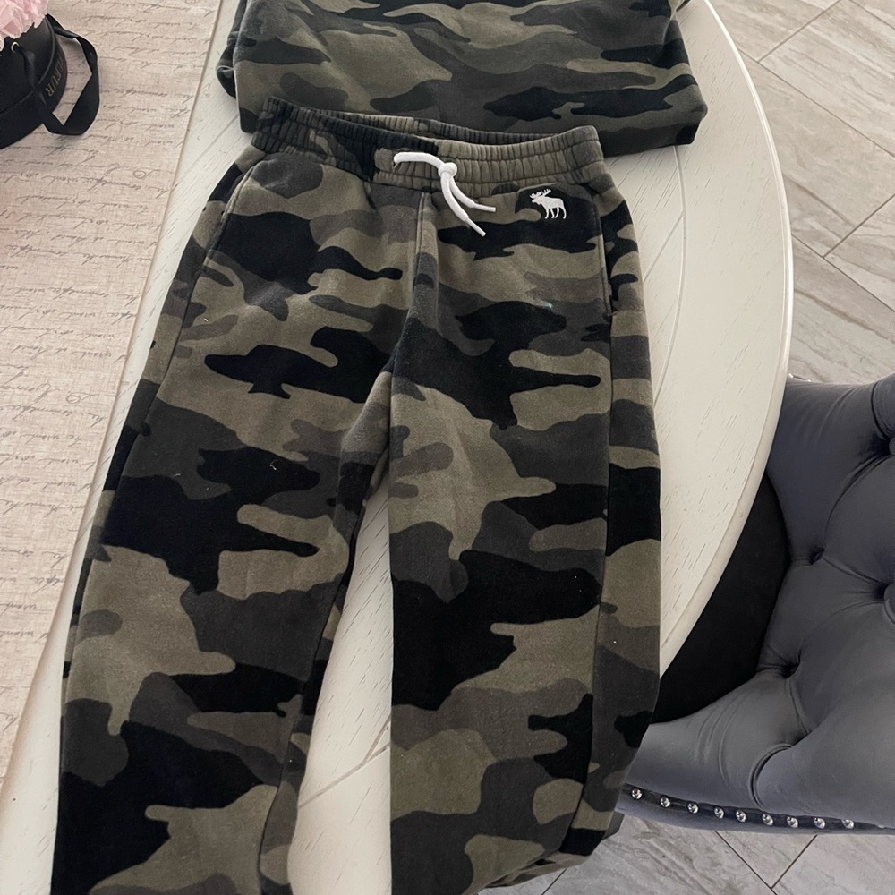 Abercrombie kids camo sweatsuit. 9/10